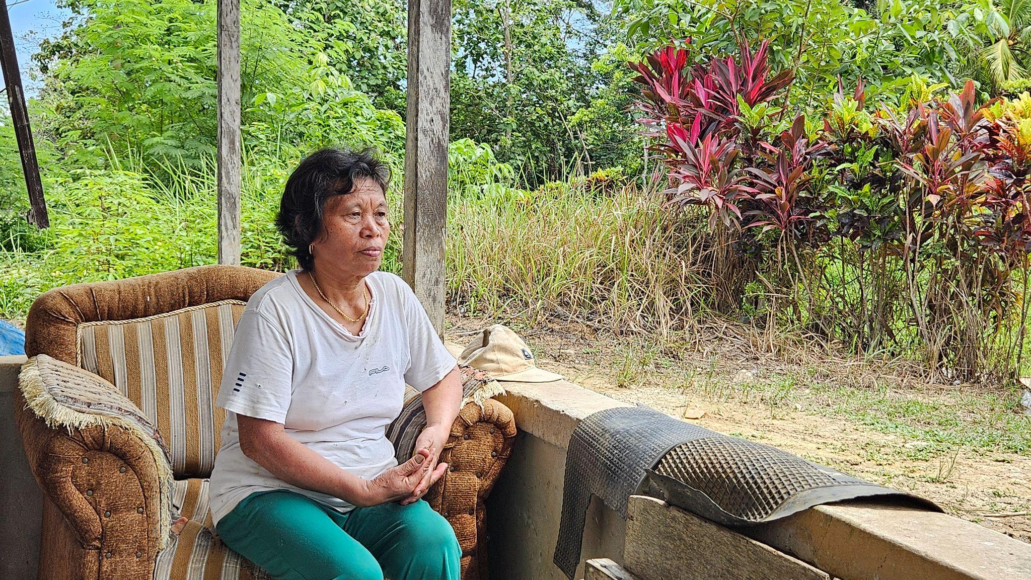 Muna (55), salah satu warga desa yang tanahnya masuk dalam klaim HGB PT ICHI. Muna mengaku hidupnya terasa tak tenang sejak klaim HGB itu hadir pada 2017. Bayang-bayang terusir dari tanah dan kampungnya sendiri terasa begitu mengerikan. (Foto: Kartika Anwar)